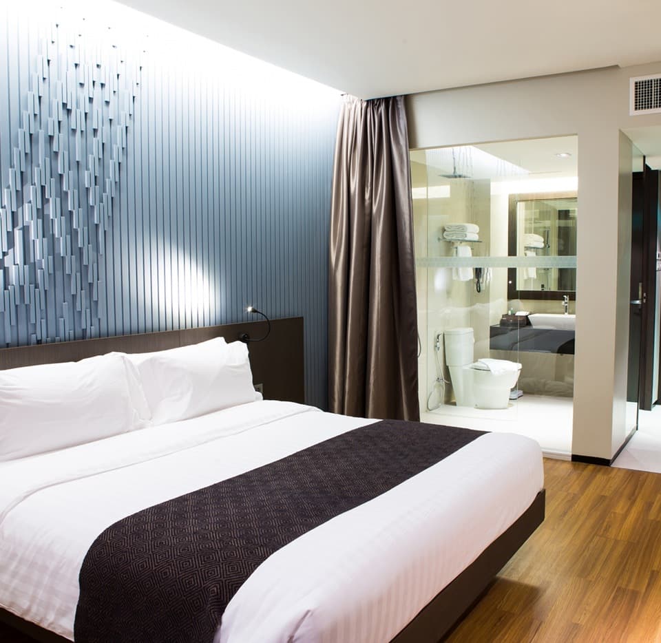 King Club Room – Poolside